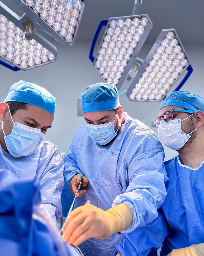 El Dr. Hernández Moriel y su equipo durante una cirugía