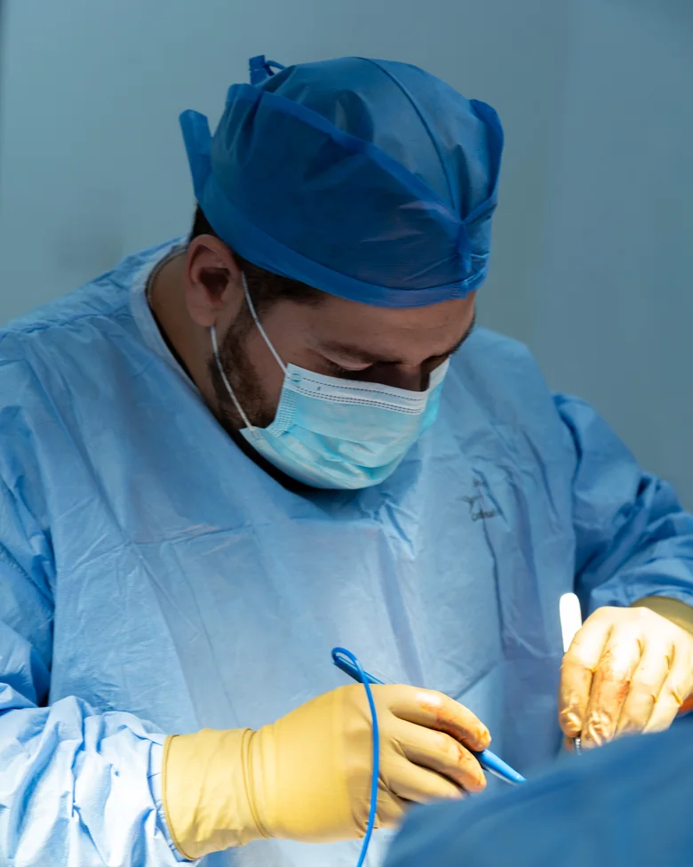 El Dr. Hernández Moriel operando una rodilla