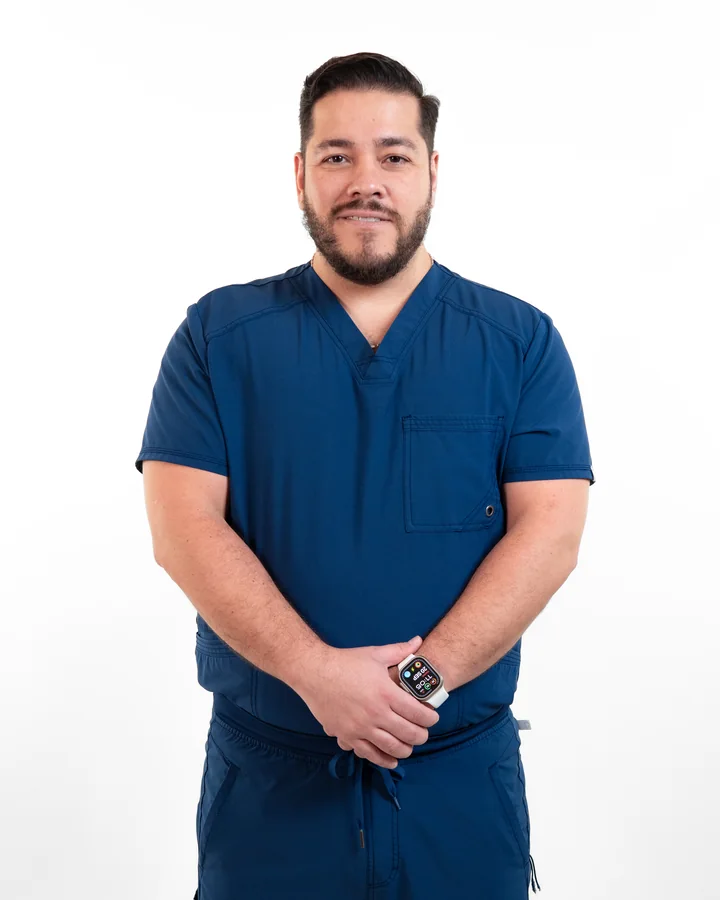 Retrato del Dr. José Iván Hernández Moriel en filipina médica